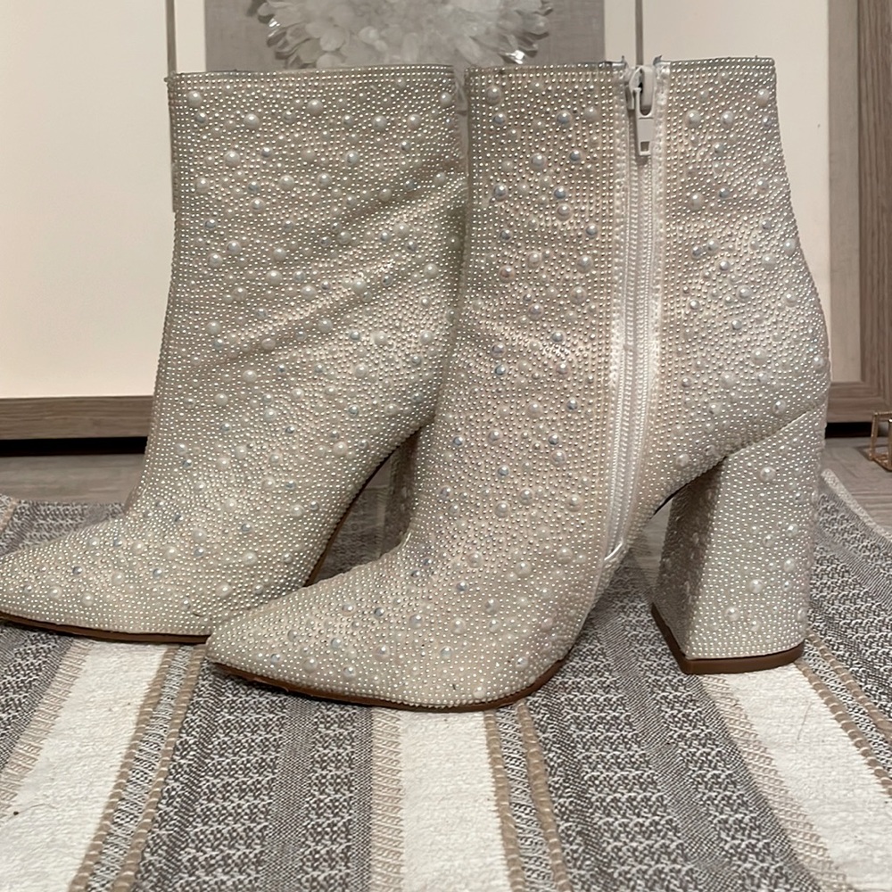 Steve Madden Nelle White Pearl Boots Size 7.5